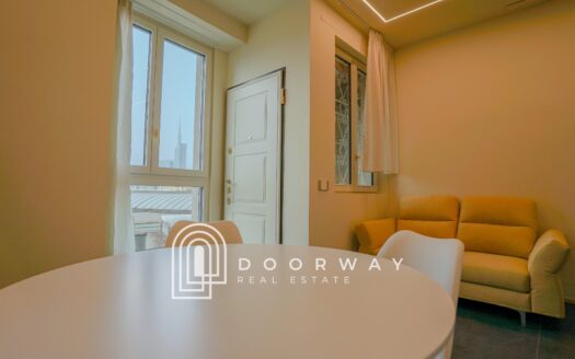 Elegante Bilocale Panoramico in Piazza della Repubblica con Vista Skyline