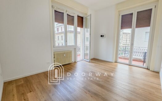 Trilocale ristrutturato con balconata in Corso Genova