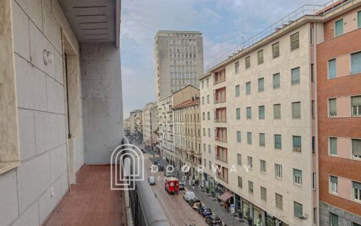 Trilocale ristrutturato con balconata in Corso Genova